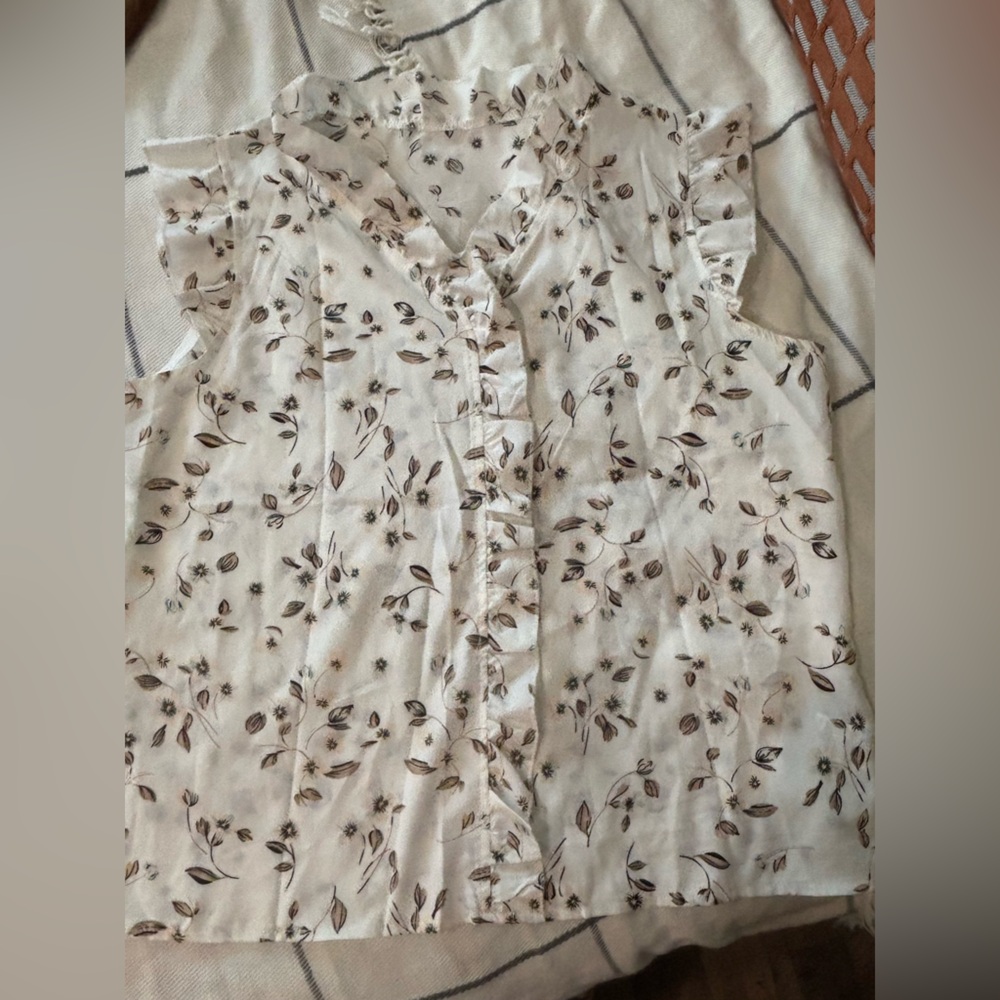 SHEIN Cream Floral Ruffle Sleeveless Top